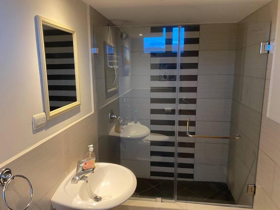 2 Rooms, 1 King Size Bed, 64" Smart Hdtv Guatemala City Ngoại thất bức ảnh
